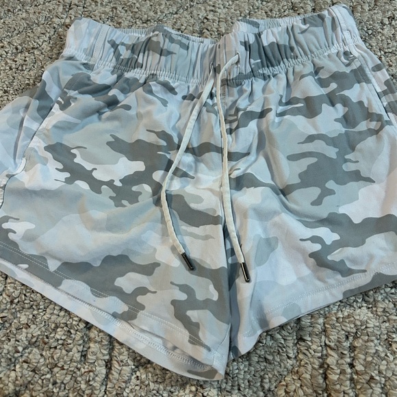 Women’s small - Picture 2 of 4